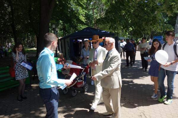 Holding flower, by Anthony Tran